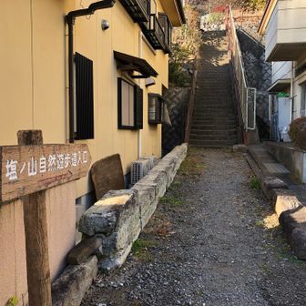 塩山駅から来たら、こりゃ気づかん
