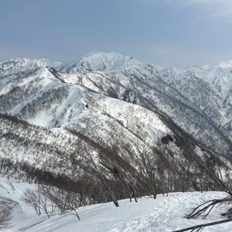 大地山から初雪山を振り返る
歩いたわ。