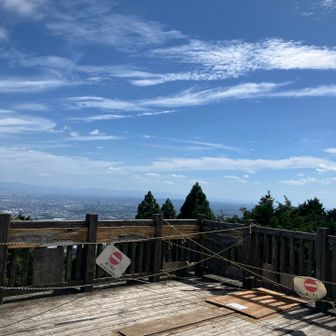 【展望台】

夏空ですな〜 😙

注意書き⚠️が外れかけているので取り付けし直します。

ついでに緩んだ上部ロープも張り直し 💪