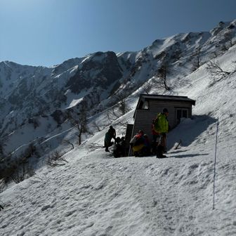 避難小屋着
すれ違った人が、避難小屋で泊まってお酒飲みまくってたらしい