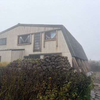 月山頂上小屋。結構でかい、朝早くから降りてくる人たちはここに泊まったのか。道理で早すぎると思った。