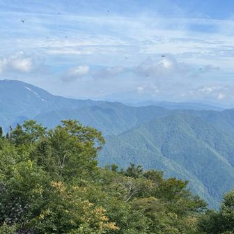 肉眼では薄ら白山が