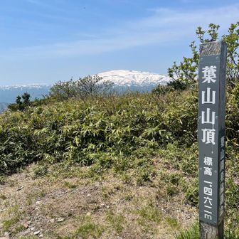 やっと山頂です。
達成感に浸りたいんですが、タイヤ交換の
時間に間に合わせないといけない！😅