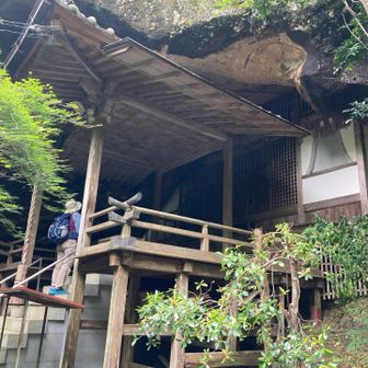 岩と本堂が、一体化してます