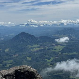 外側の景色も楽しみます
尻別岳の雲が取れましたね
向こうから見る羊蹄山も見事でしょう