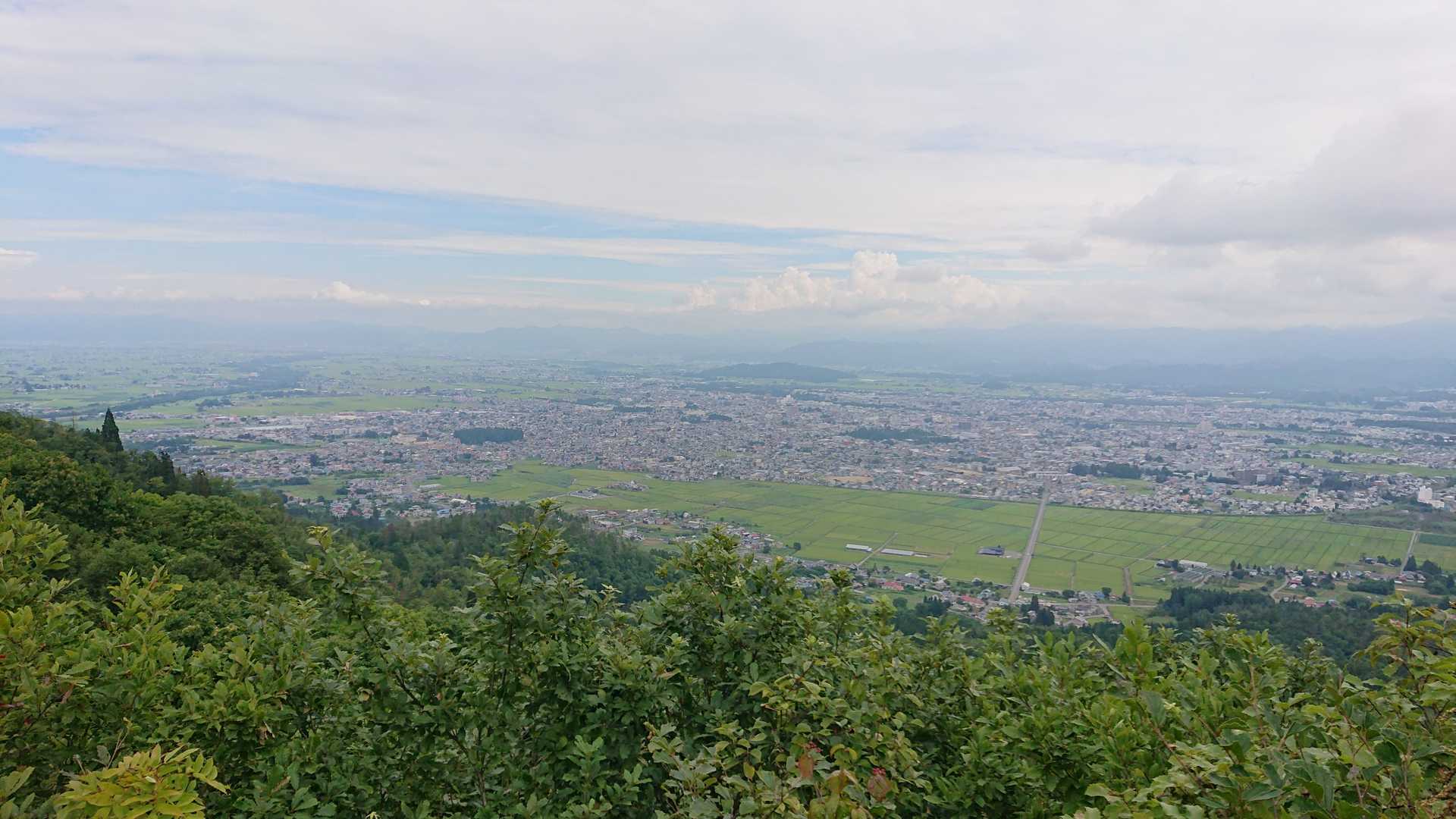 峰の道からの米沢市街地