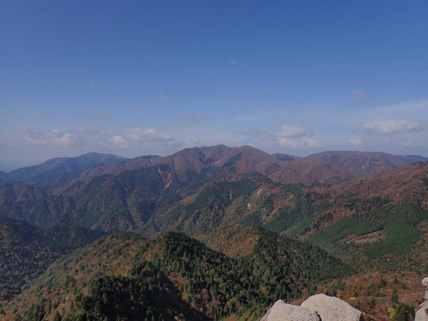 綿向山（左奥）、雨乞岳（中）、イブネ・クラシ（右の台地）