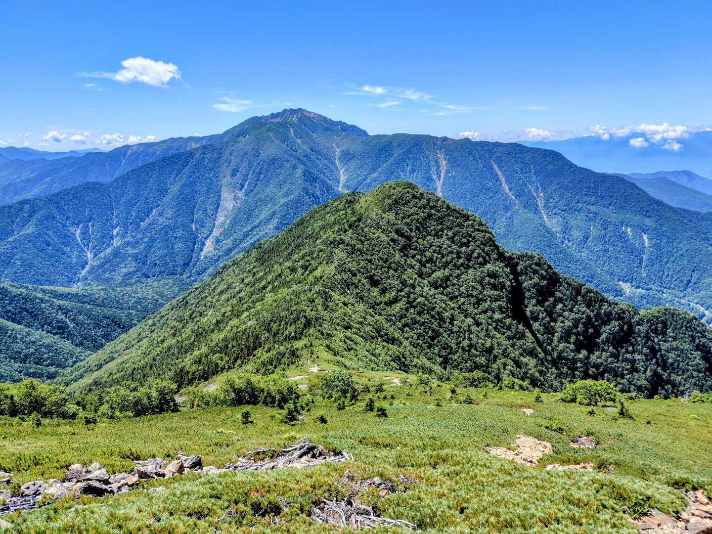 駒津峰を過ぎて、ガレ場の下りです
正面に双児山と仙丈ヶ岳が構えます