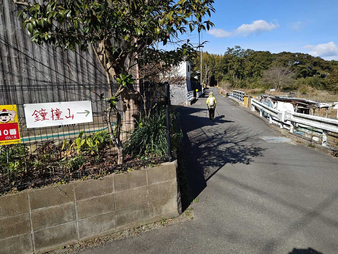 福岡市内から気軽に、山頂の鐘を撞く鐘撞山の写真