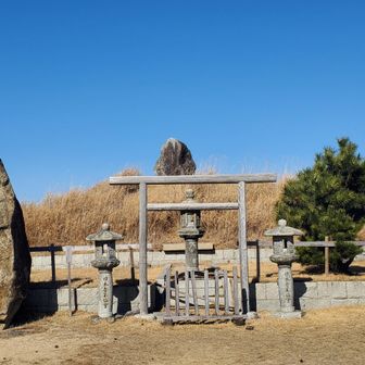 真ん中の石塚が深山で一番高いところです。それにしても後ろの青空が素晴らしすぎます。