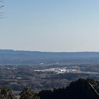 手前のぽっこりが先ほどの白山神社。
奥が日立アルプスです。
そのうち行くぞ～。