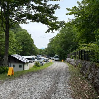 シャトルバス乗り場に到着、お疲れ山
タイミングよくハイエースに乗車