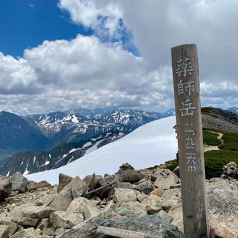 当初の予定では北薬師岳まで足を延ばすはずだったのですが、立山からイヤなガスが近づいてきたので断念😇