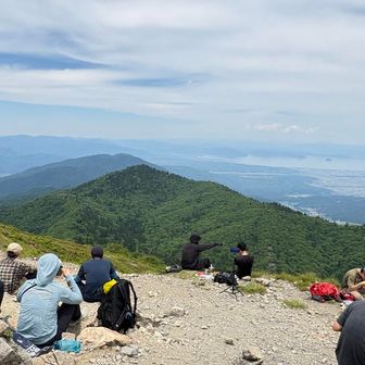 山頂の風景

思い思いに 景色楽しみながら ランチタイム😋