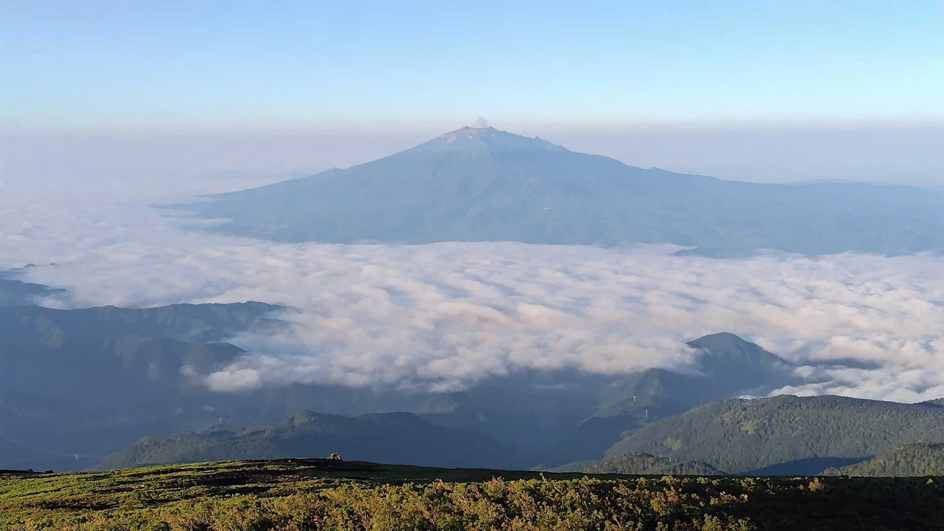 雲海に浮かぶ御嶽。不思議なことに低く見える。