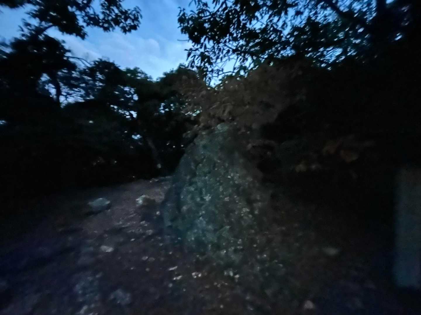 伊奈波神社旧跡伝承地⛩️
丸山の烏帽子岩🪨