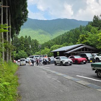 降りてくると人も車もいっぱい！