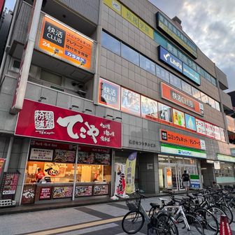 高速長田駅にやって来た。
長田駅が２つあって、高速線ていう地下鉄の駅なので、高速長田駅と呼ばれている。
三ノ宮の長田なんたらの店は、ここが発祥ぽい。
快活高速長田駅前店が今夜の宿。
一階のたこ焼き屋も気になるなあ。