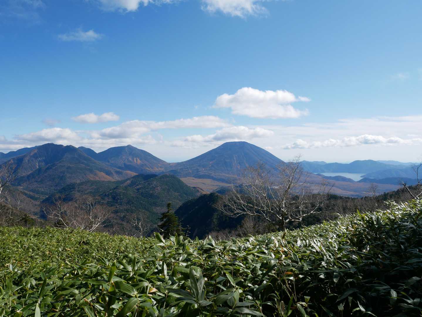 男体山方面を見渡せる場所がありました。男体山の左横の山はなんという名前かなぁ？形が・・・(^^;)