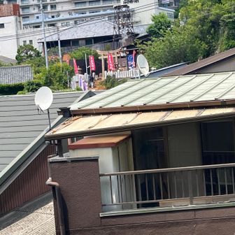 　家並みの向こうに「天神泉源」。
