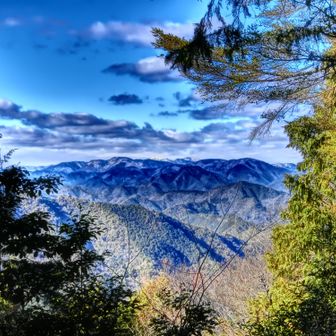 一番白い山が白山、
そのすぐ左のなだらかな稜線が船伏山