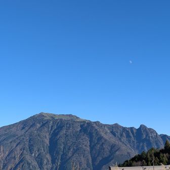 瓶ケ森の上にお月様