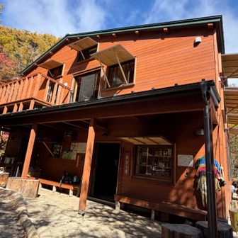 鳳凰小屋はきれいで💧が豊富、トイレと洗面は外にありました