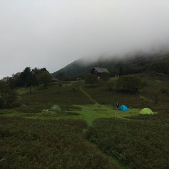 キャンプ場には一番乗りの緑で次に黄緑色、水色が設営中の3張りですが、高台の｢あしび山荘｣には山荘所有高校の登山部が40名ほど…やっと迷いに迷って持ってきたアタックザックで縦走開始です。