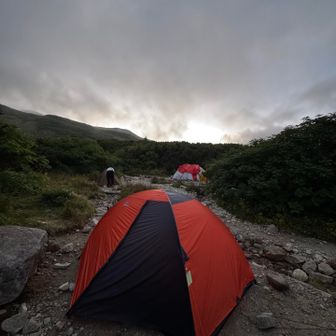 この時点でも十分寒いのに、雨が降る中テントを撤収し8時間歩くとか私には無理だった😔