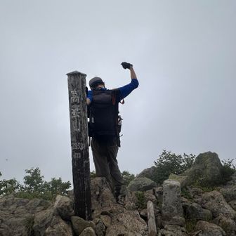 ようやく高妻山登頂！疲れた背中はかく語りき。
晴れていれば妙高なども見えるのですが、一面真っ白け、、、今度は乙妻山まで来る理由もできました😆