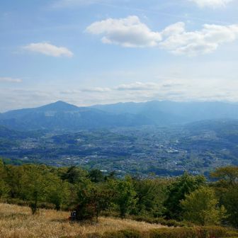 山頂の展望台からの武甲山。