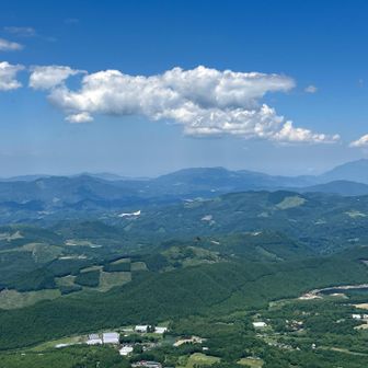 右が由布岳でその左隣が福万山です。