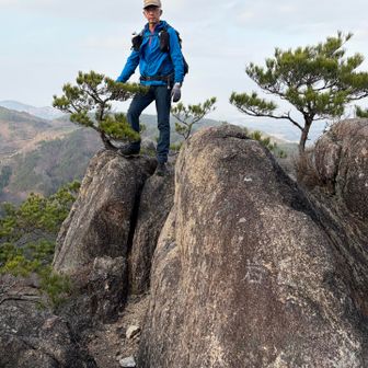 山頂。右下の岩に、、岩岳、、と書いてある