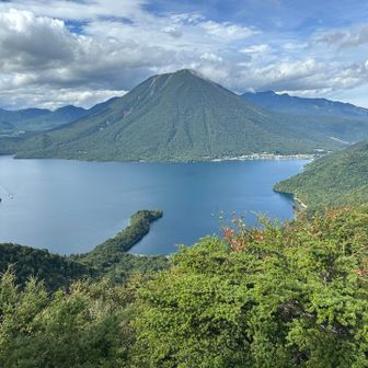 男体山　半月山展望台より