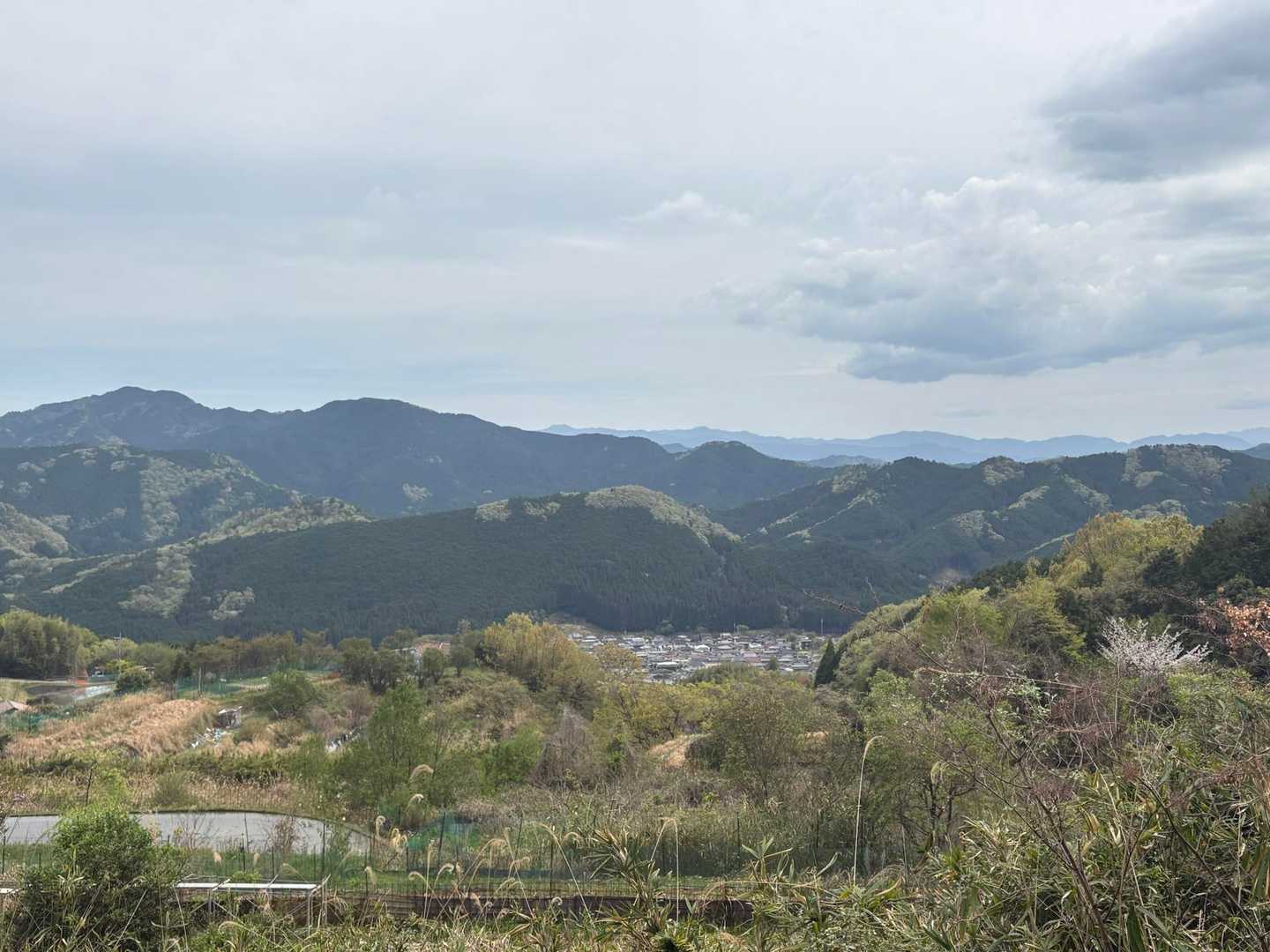 十ハ神社の前から
奥の方に三峰山と高見山がうっすら。