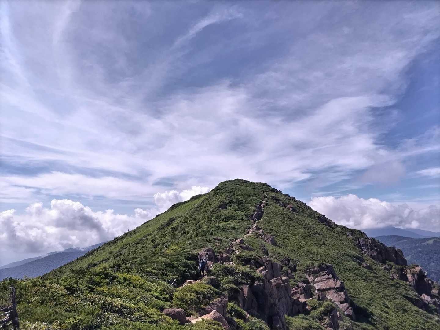 小至仏山にかけてはアルペンチックな稜線歩きが楽しめます