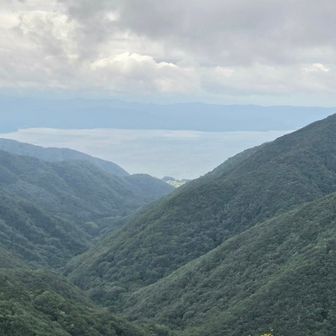 ゆっくり下山します
猪苗代湖が、うっすら見えてきましたよ👍