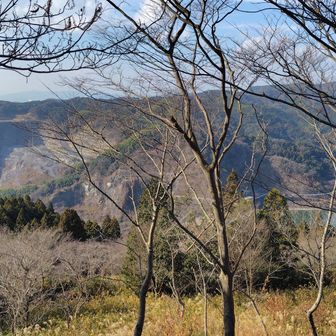 山頂からの景色２。
採石場と米泉湖？