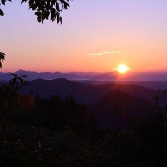 そよぐ風はひんやり
明ける空はあざやか
昇る朝日はまばゆい
