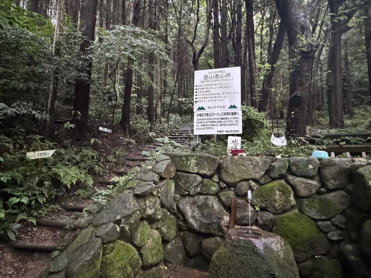 登山口には５〜６台の駐車スペース、🚾、東家、水場があります。