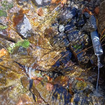 木曾殿越の力水
木曾殿越から水場の道はなかなか険しく、ウォーターバッグやボトル等は手に持たずサブザックに収納して背負い、両手は空けて歩いたほうがよい