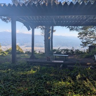 さらに下って、最初に見た虚空蔵山より。こんな感じで休憩スペースあります(^o^)