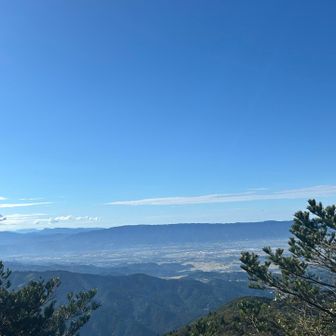 むこうにすげえ平行な山々が