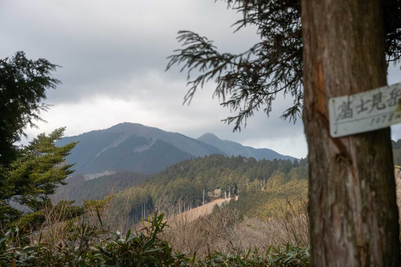 富士見岳より。
雲が厚くなってしまい、富士山は隠れてしまいました、残念。