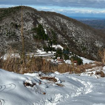 向かいの戸室山に向かいます