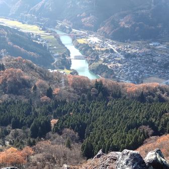 下山途中の「獅子ヶ鼻」の岩場の景色