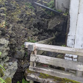 溶岩が神社を避けたように流れた