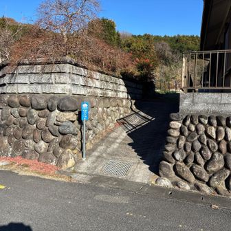 道の駅からまた舗装路を30分くらい歩くと官ノ倉山の登山口に着きます。標識ができてわかりやすくなっていました。