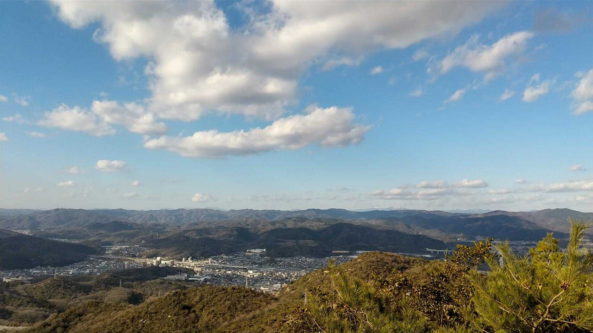 北方面！彼方に左から那岐山、後山、三室山が見えます
