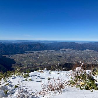大野市がぶわっと見渡せる。逆に大野市からも荒島岳はきれいに見えていることだろう